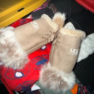 Women’s UGG fingerless fur gloves
